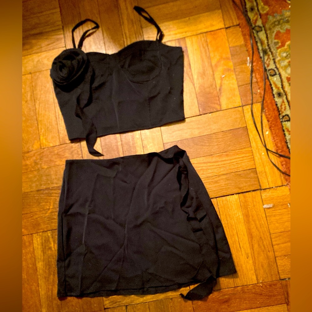 Bustier and matching skirt with a flower 🌺